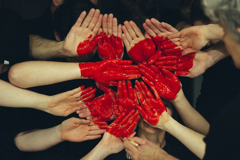 Multidão em evento de solidariedade